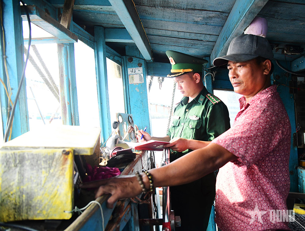 Hải đoàn Biên phòng 18 phát hiện, tạm giữ tàu chở dầu không rõ nguồn gốc     